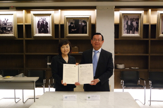 성신여자대학교가 대만의 명문 대학들과 학술교류협정(MOU)을 체결했다고 22일 밝혔다. 심화진 성신여대 총장(왼쪽)과 천쩐꾸이(Chen Zhen Gui) 대만 실천대 총장이 학술교류협정(MOU)을 체결하고 기념촬영을 하고 있다. 성신여대 제공